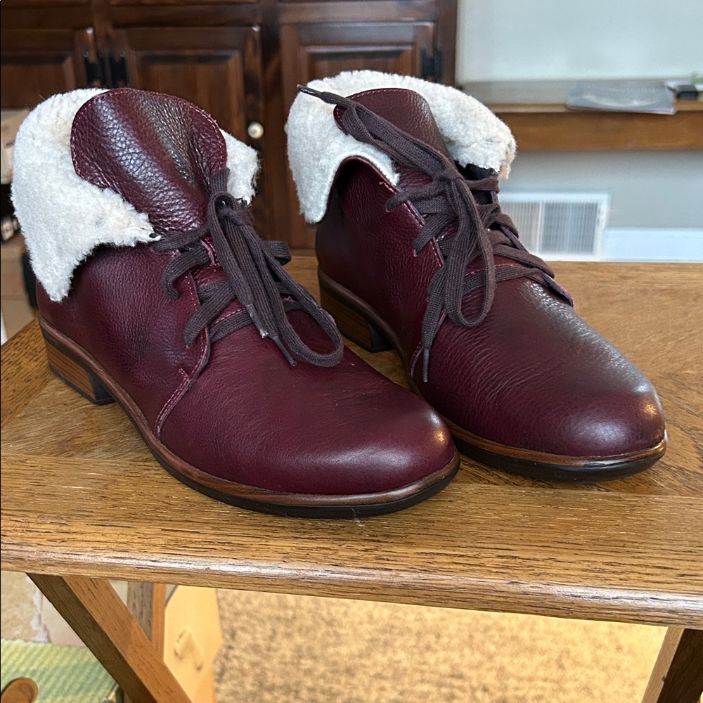 Stylish Lace-Up Burgundy Boots with Shearling Lining